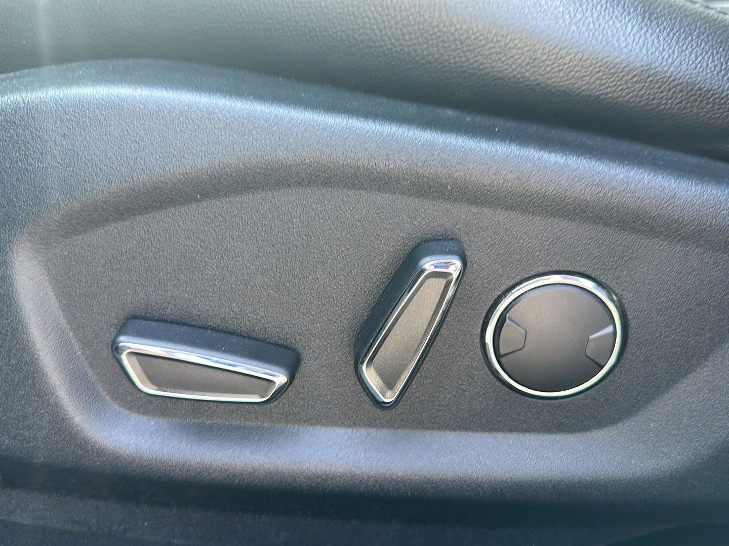 Used 2017 Ford Explorer XLT w/ Equipment Group 202A image 11