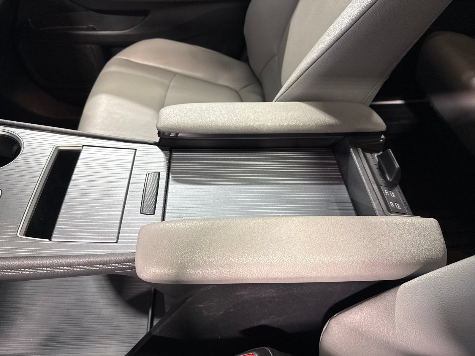 Used 2025 Toyota Sienna XLE FWD image 39