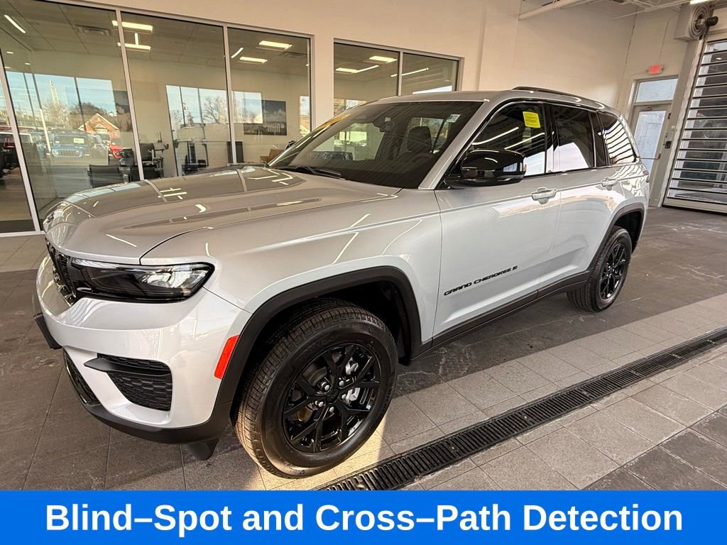 Used 2025 Jeep Grand Cherokee Altitude AWD/4WD image 5