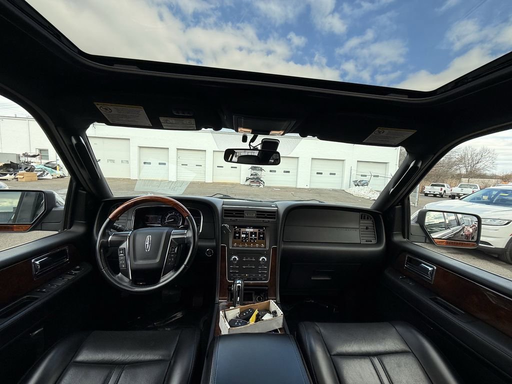 Used 2017 Lincoln Navigator Select image 21
