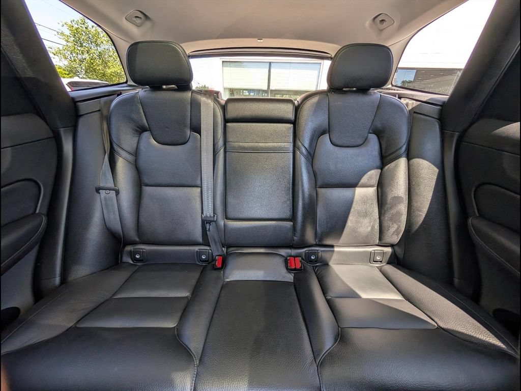 Used 2021 Volvo XC60 T6 Momentum AWD/4WD image 17