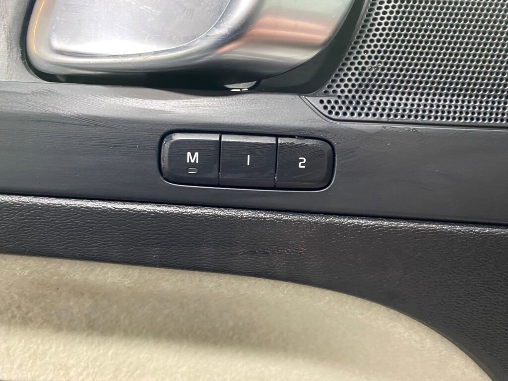 Used 2024 Volvo XC40 B5 Plus image 19