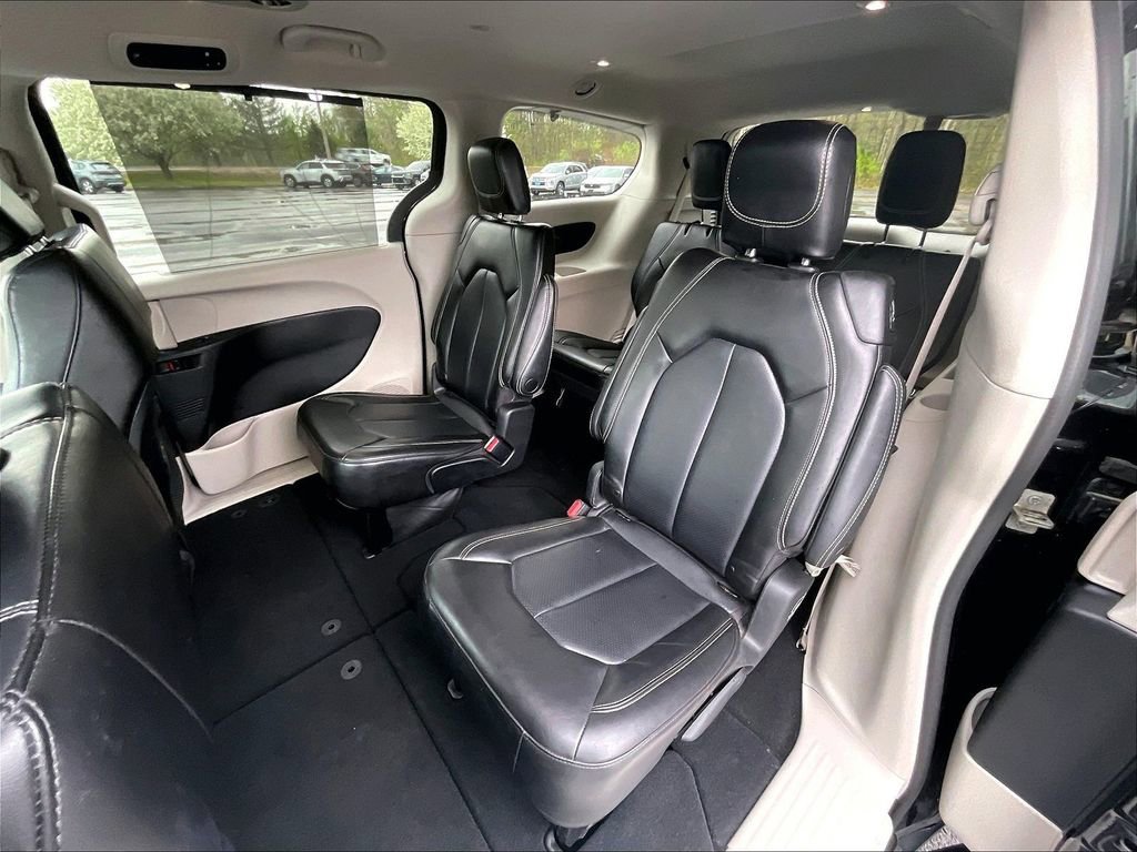 Used 2023 Chrysler Pacifica Touring-L FWD image 26