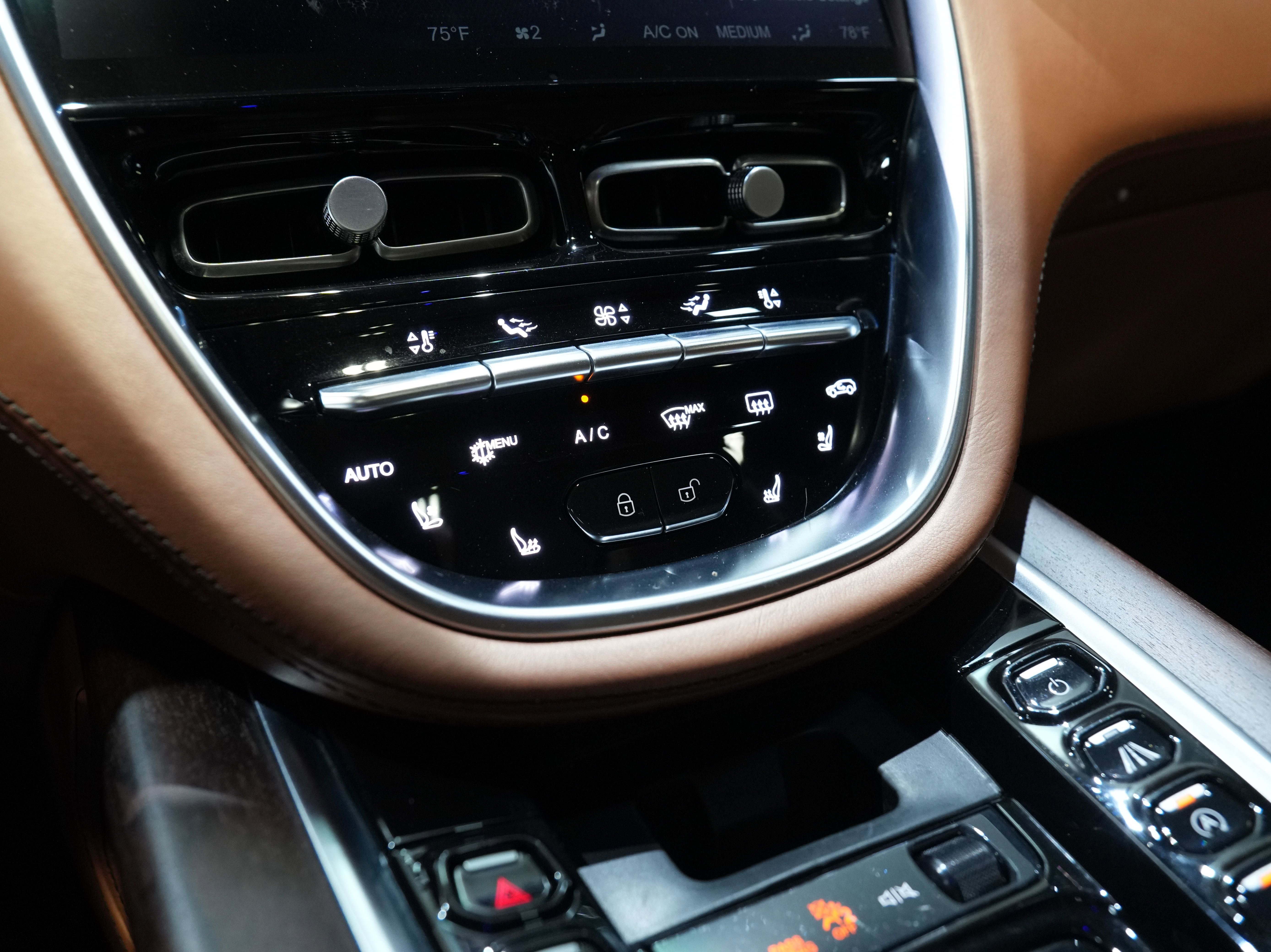 Used 2021 Aston Martin DBX AWD/4WD image 45