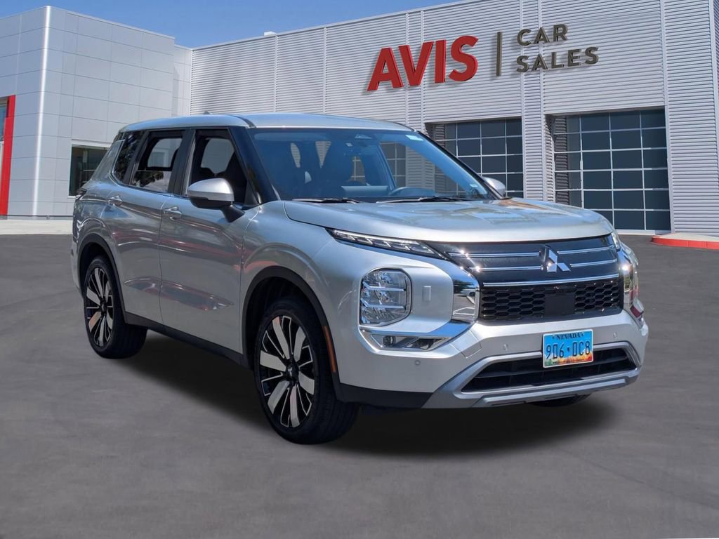 Used 2025 Mitsubishi Outlander SE AWD/4WD image 3