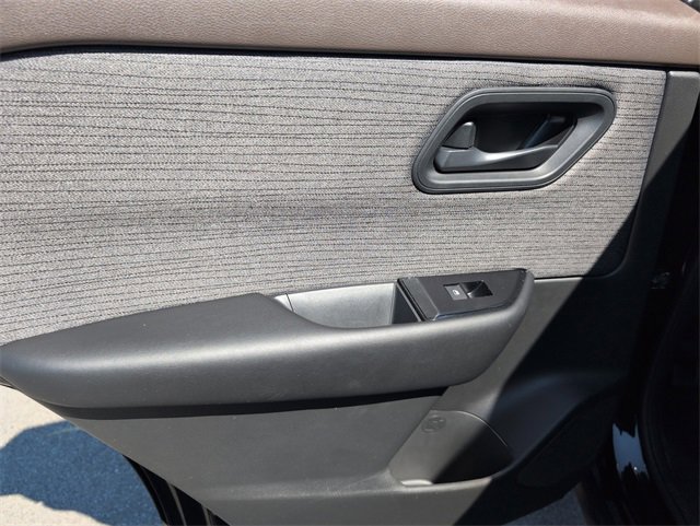 Used 2023 Nissan Rogue S image 30