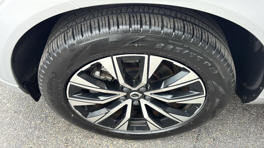 Certified 2025 Volvo XC60 B5 Plus AWD/4WD image 32