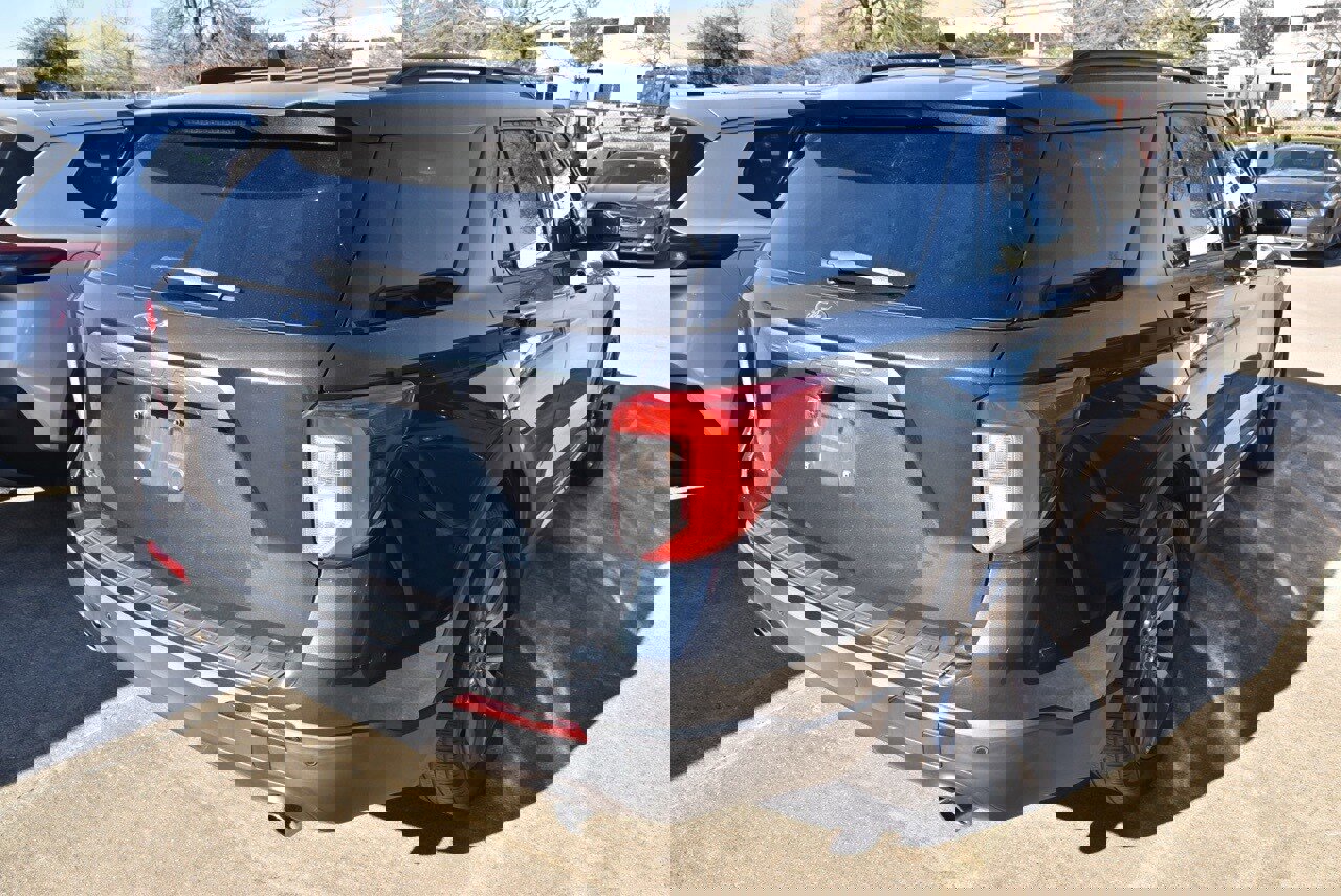 Used 2022 Ford Explorer XLT w/ Equipment Group 202A image 5