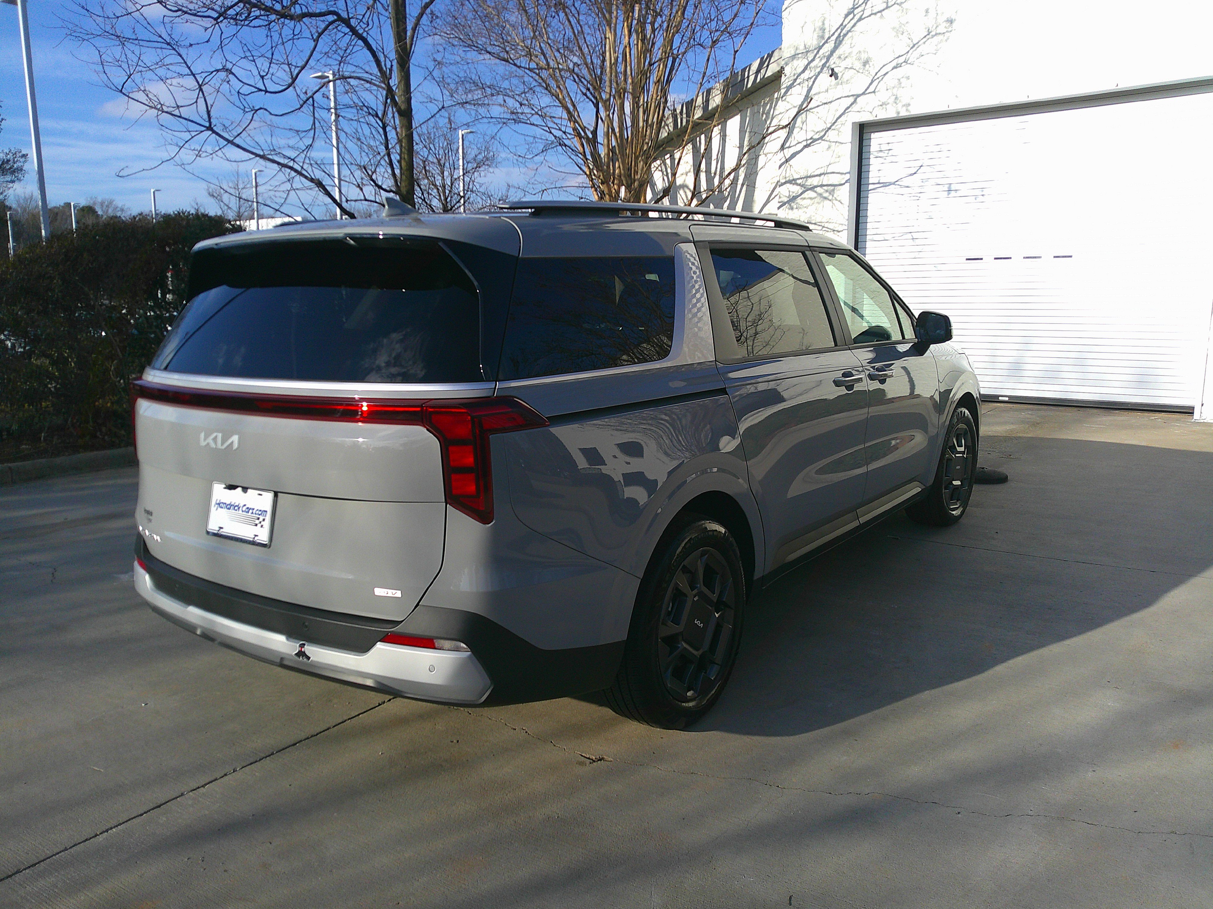 Used 2025 Kia Carnival EX image 12