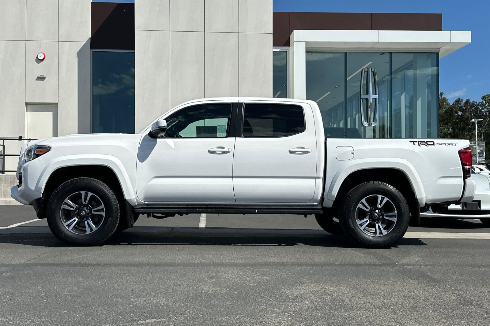 Used 2018 Toyota Tacoma TRD Sport w/ Technology Package image 6
