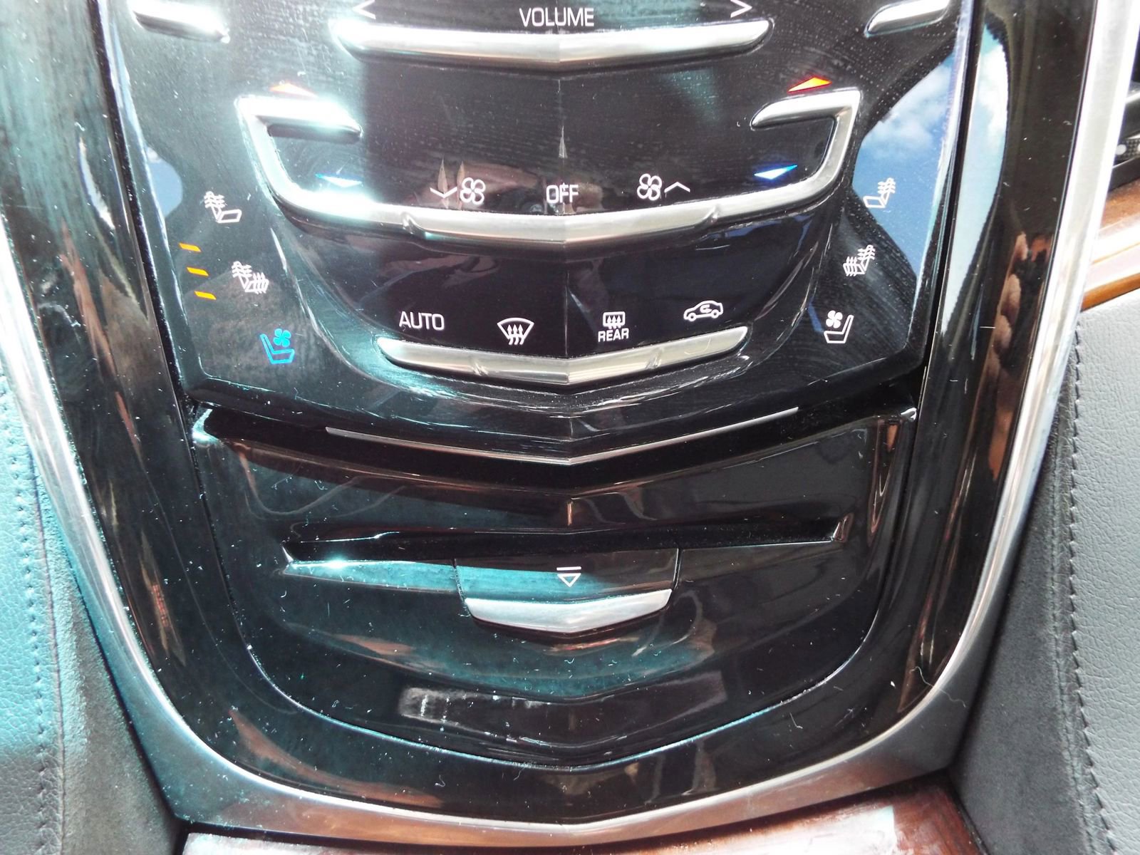 Used 2017 Cadillac Escalade Premium Luxury w/ LPO, Radiant Package RWD image 20