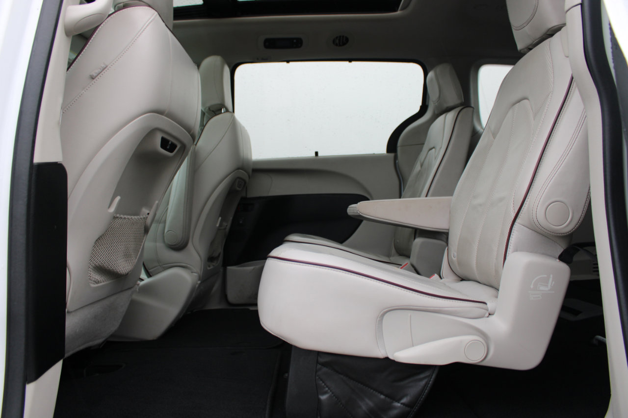 Used 2018 Chrysler Pacifica Limited image 36