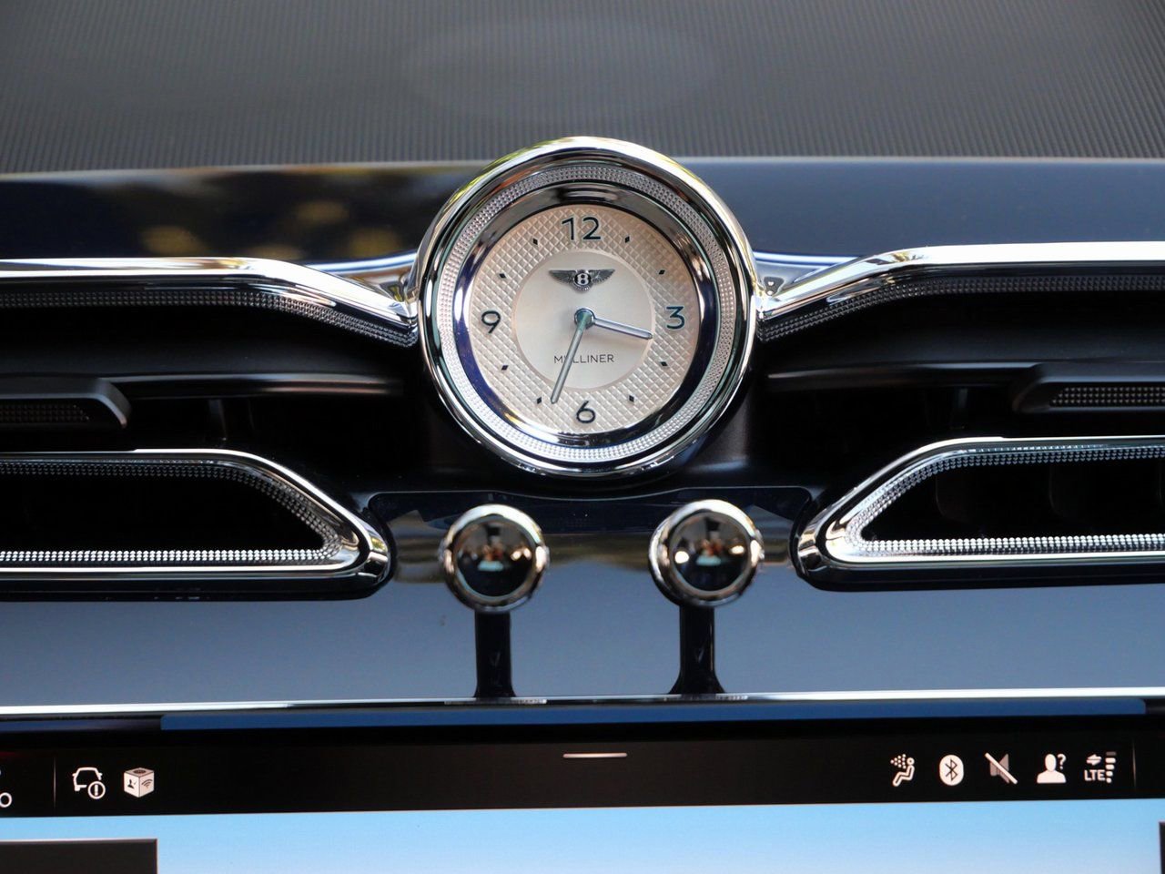 Used 2025 Bentley Bentayga Extended Wheelbase AWD/4WD image 27