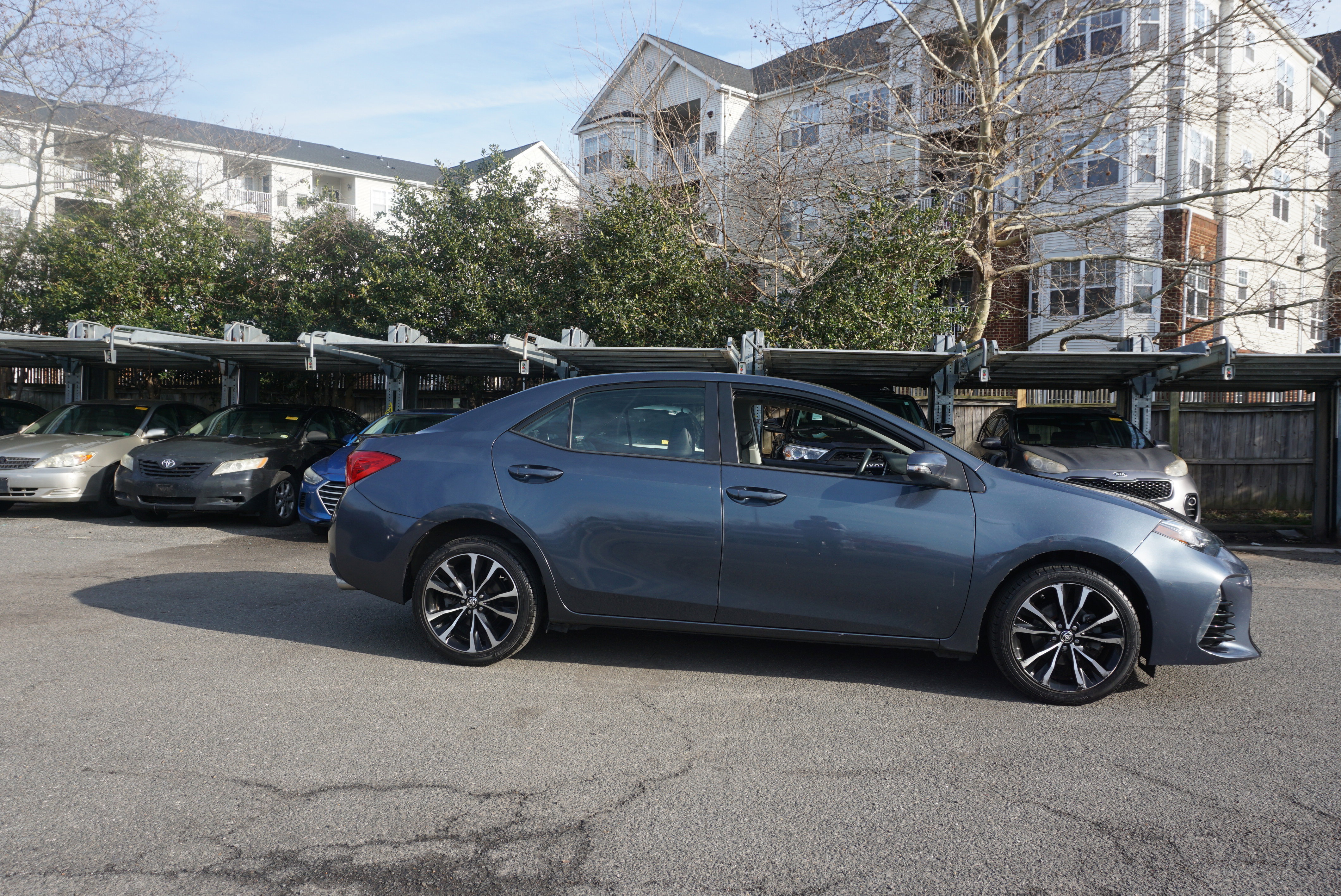 Used 2018 Toyota Corolla SE w/ SE Premium Package image 3