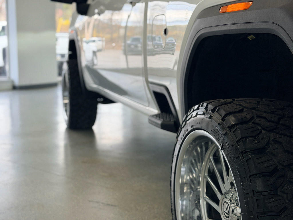 Used 2025 GMC Sierra 2500 AT4 image 39