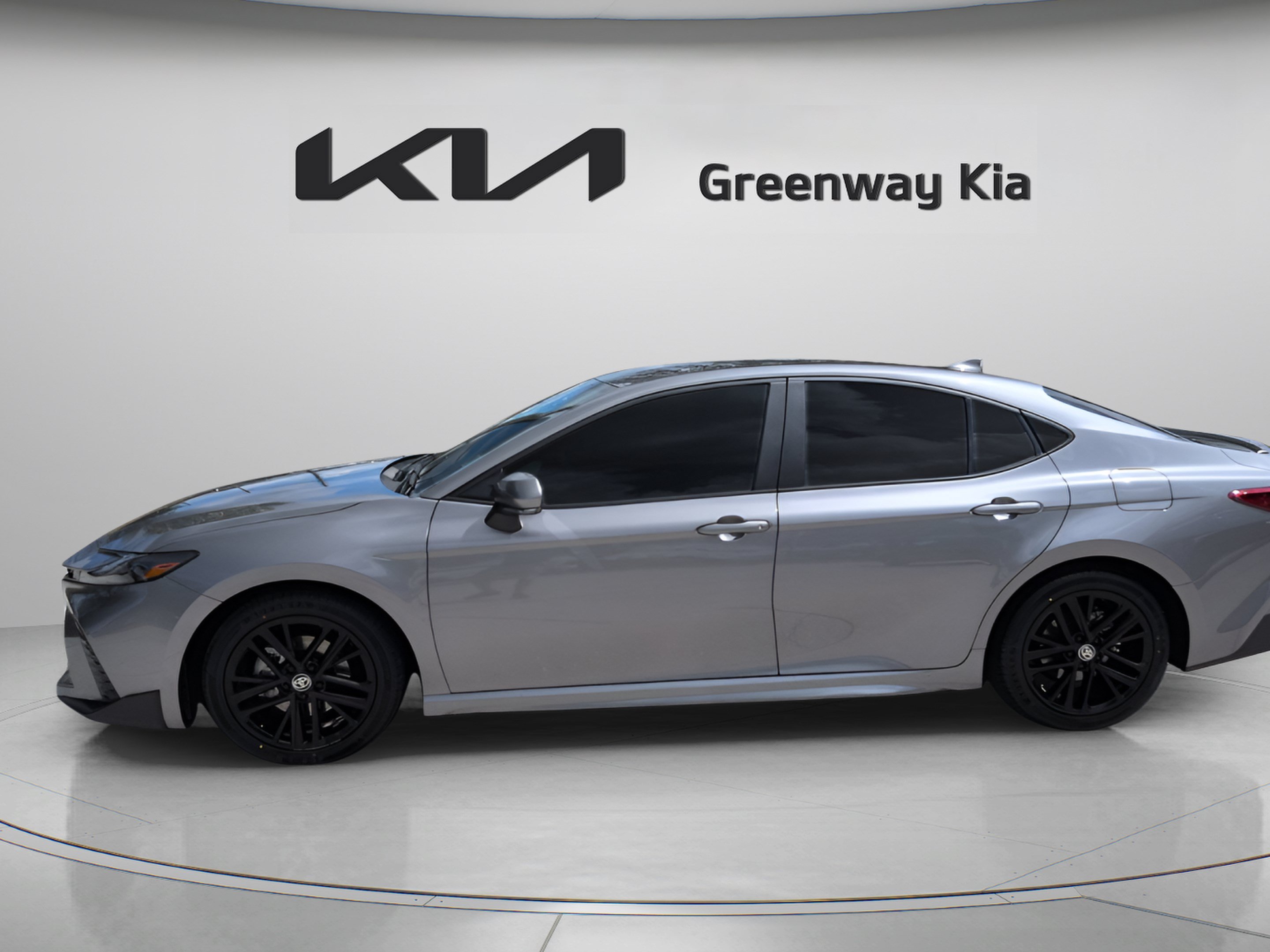 Used 2025 Toyota Camry SE FWD image 9