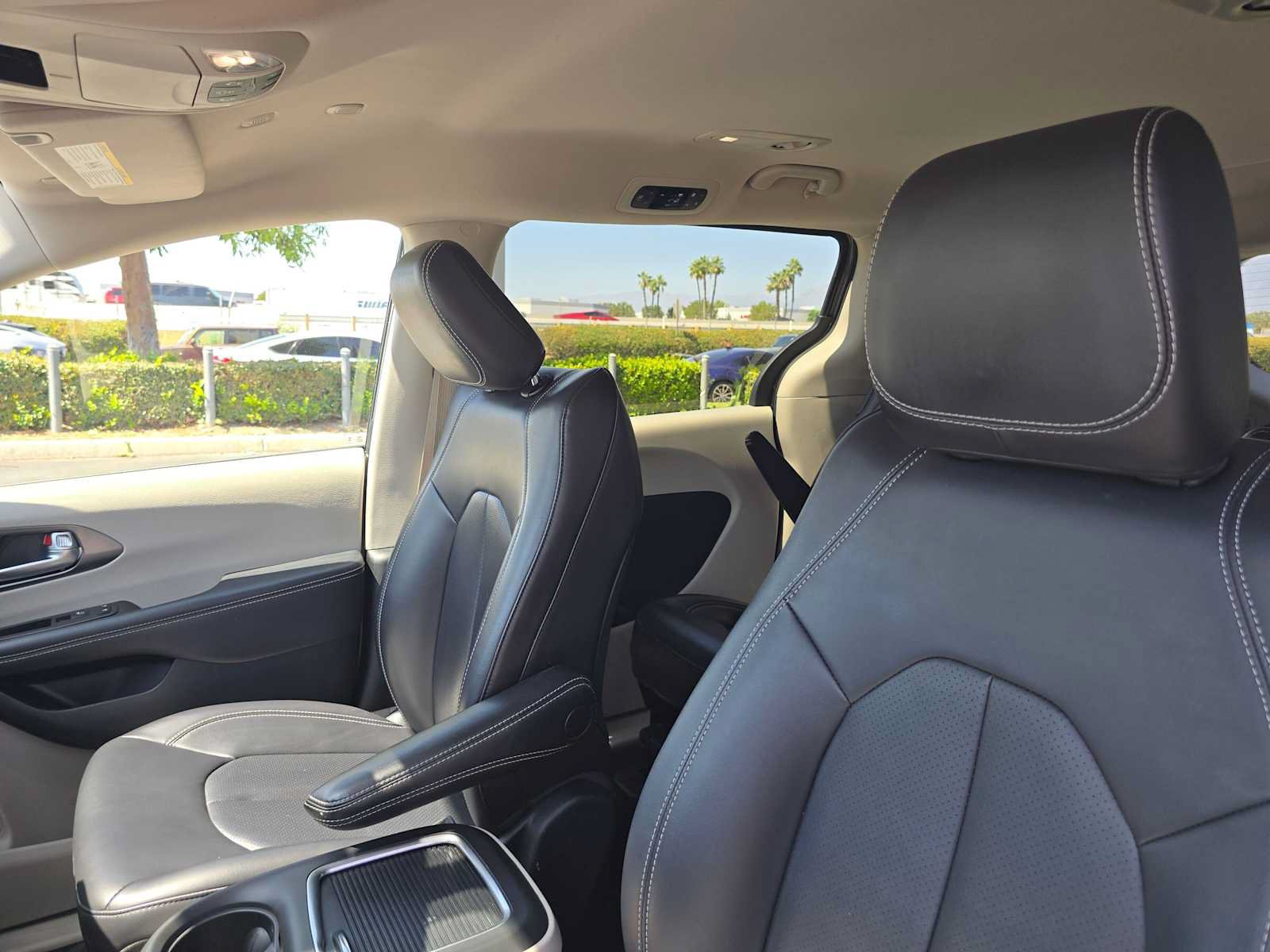 Used 2023 Chrysler Pacifica Touring-L FWD image 23
