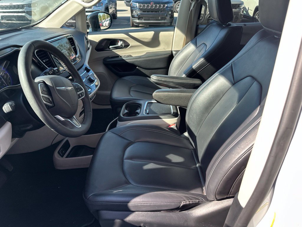 Used 2024 Chrysler Pacifica Touring-L FWD image 13