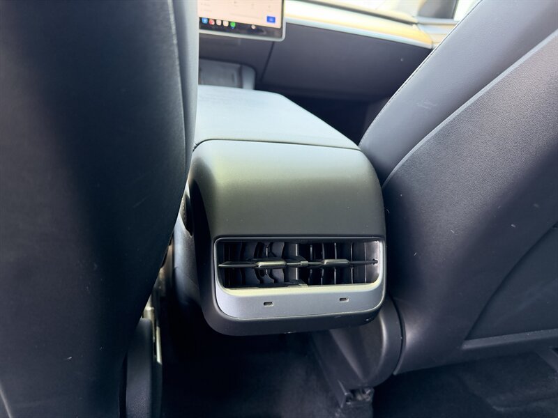 Used 2022 Tesla Model Y Long Range AWD/4WD image 25