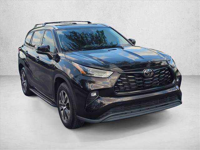 Used 2022 Toyota Highlander XLE FWD image 3