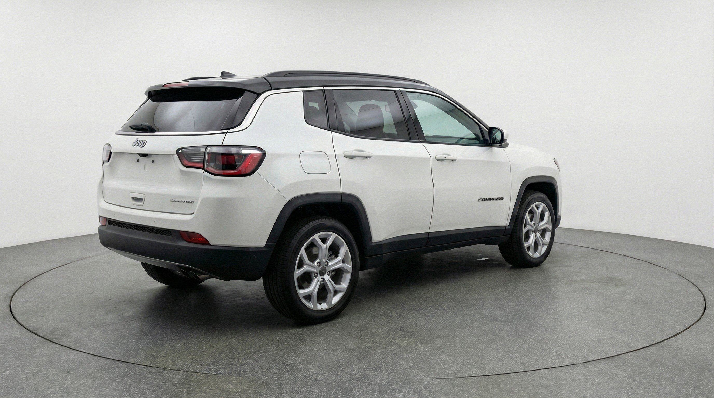 Used 2025 Jeep Compass Latitude image 9