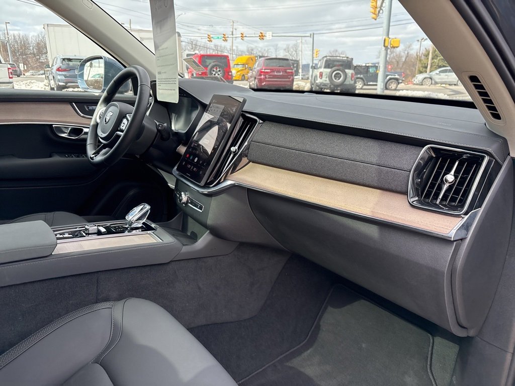 Certified 2025 Volvo XC90 B5 Plus image 40