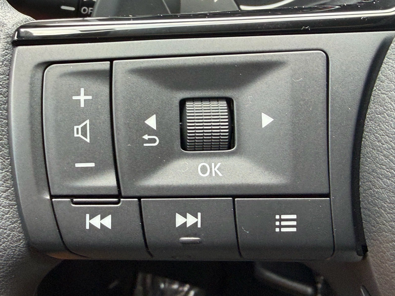 Used 2023 Nissan Rogue SV FWD image 25