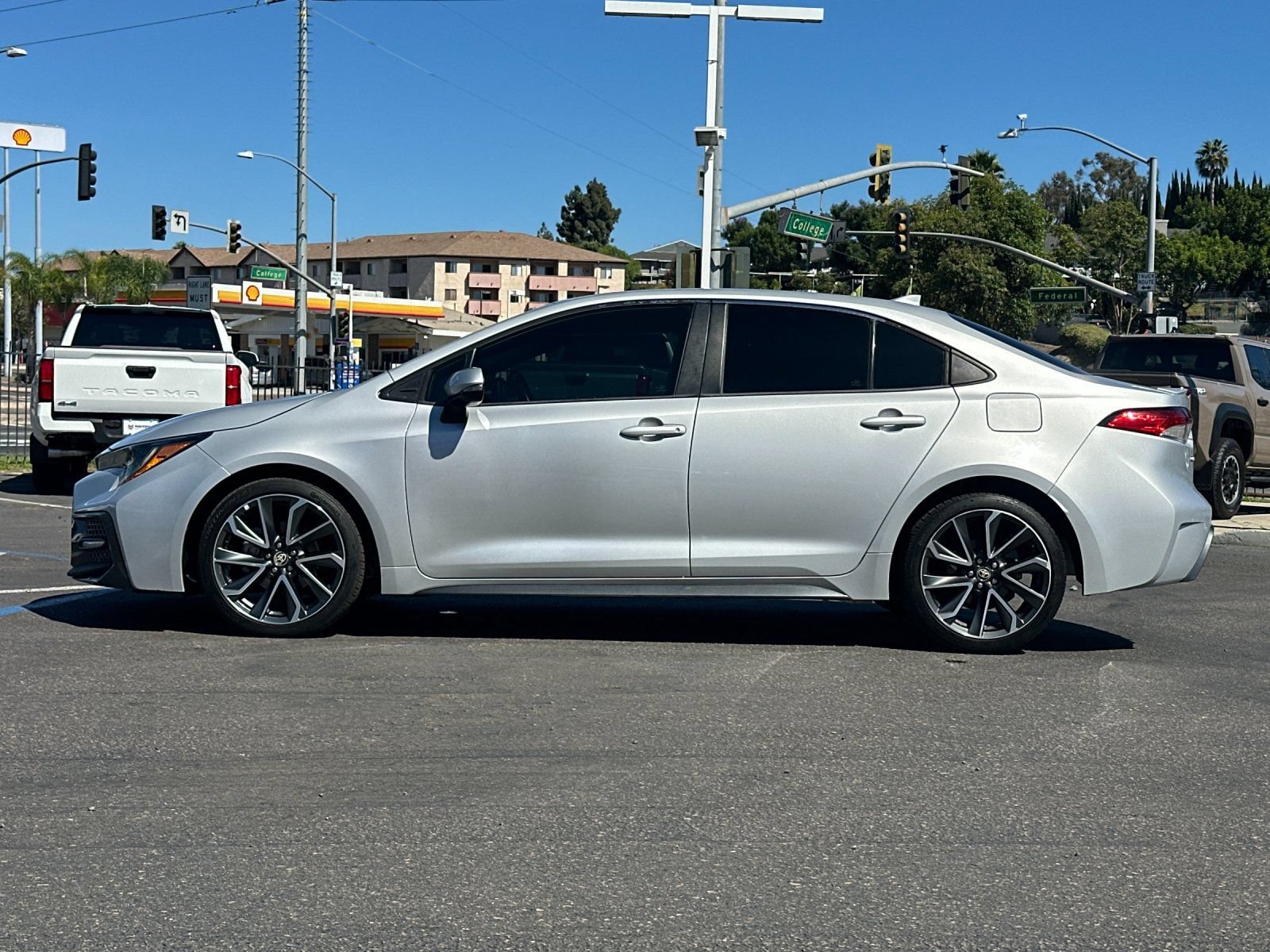 Used 2020 Toyota Corolla SE w/ Carpet Mat Package (TMS) FWD image 2