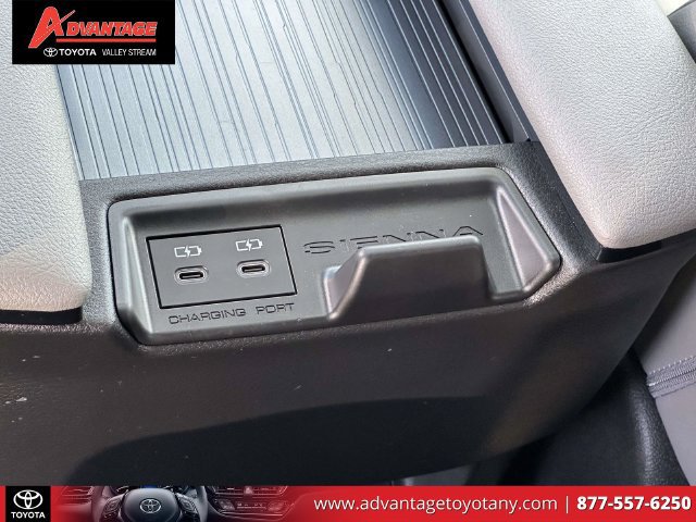 Used 2025 Toyota Sienna XLE FWD image 16