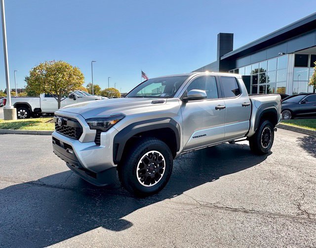 Used 2025 Toyota Tacoma TRD Off-Road AWD/4WD image 5