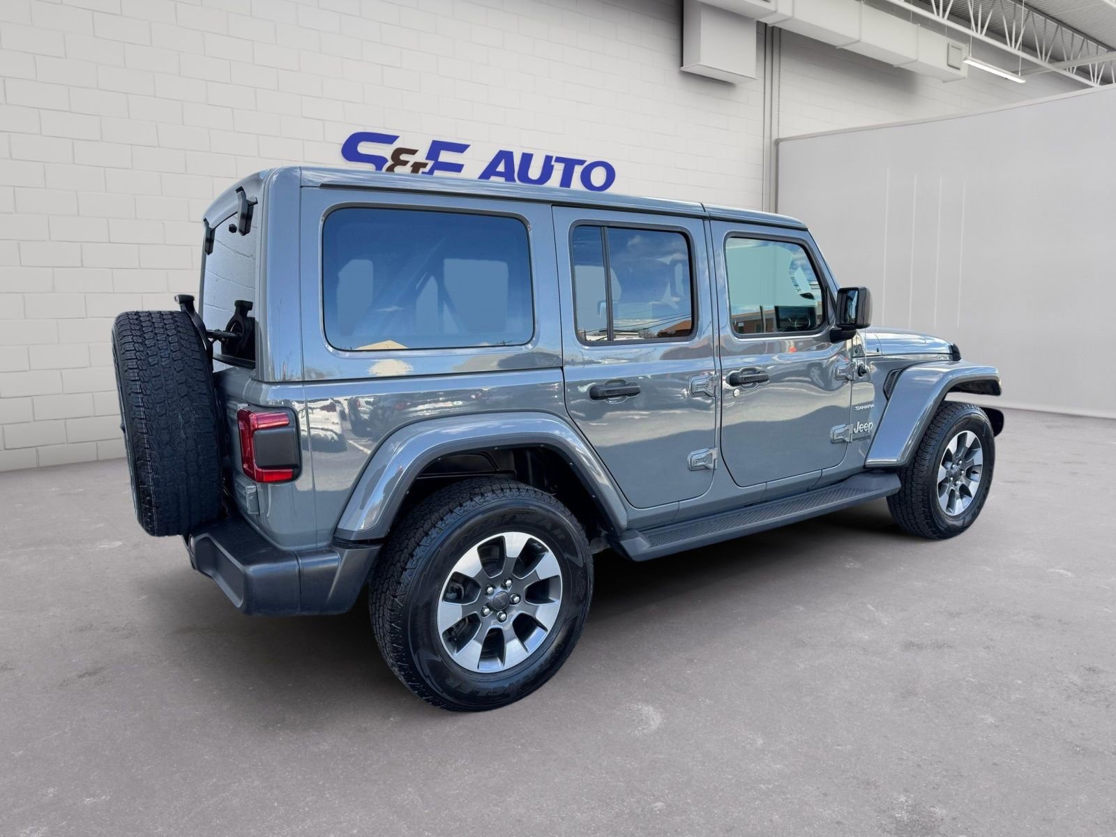 Used 2022 Jeep Wrangler Unlimited Sahara w/ Dual Top Group AWD/4WD image 4
