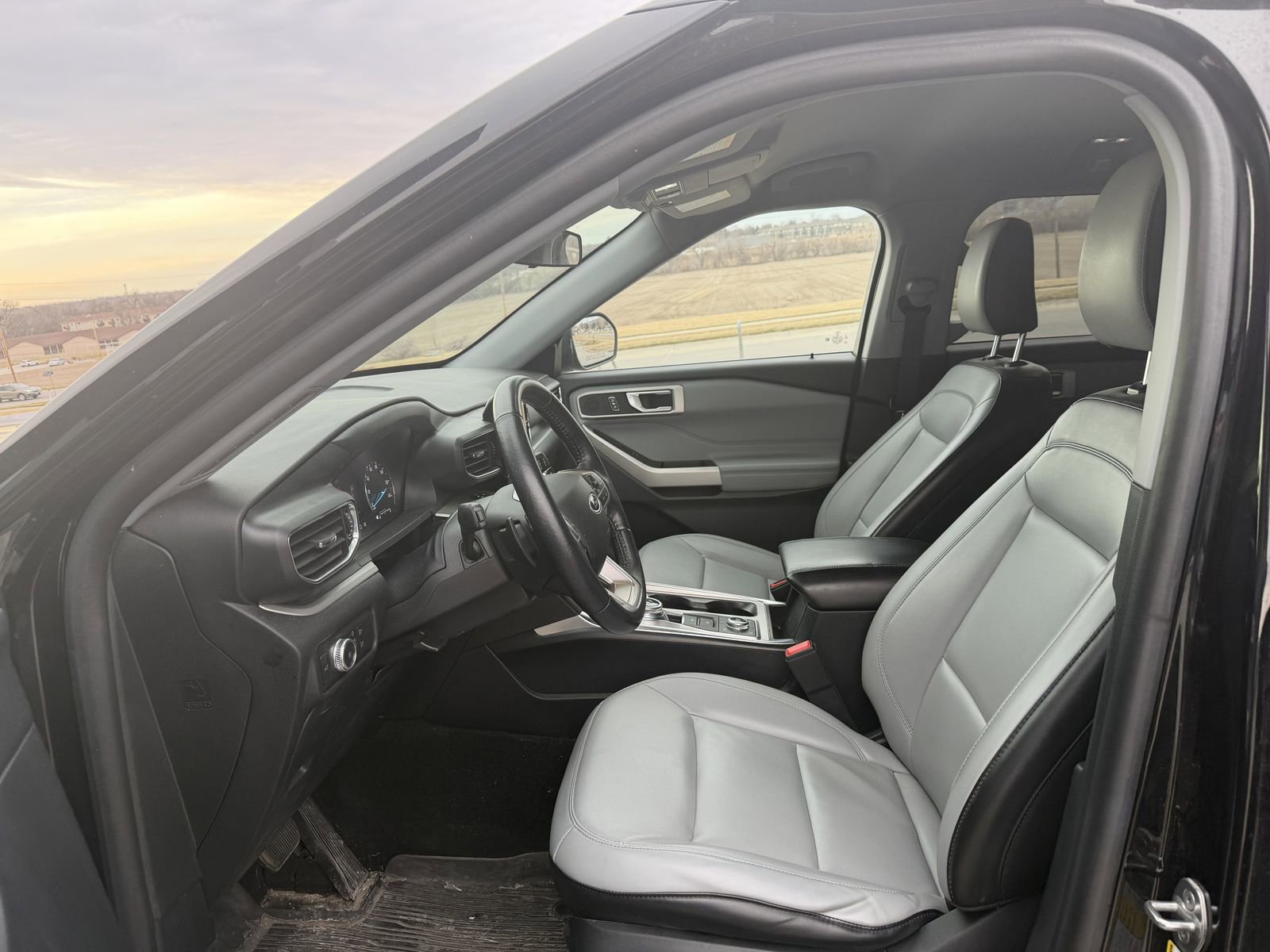 Used 2021 Ford Explorer XLT w/ Equipment Group 202A image 4