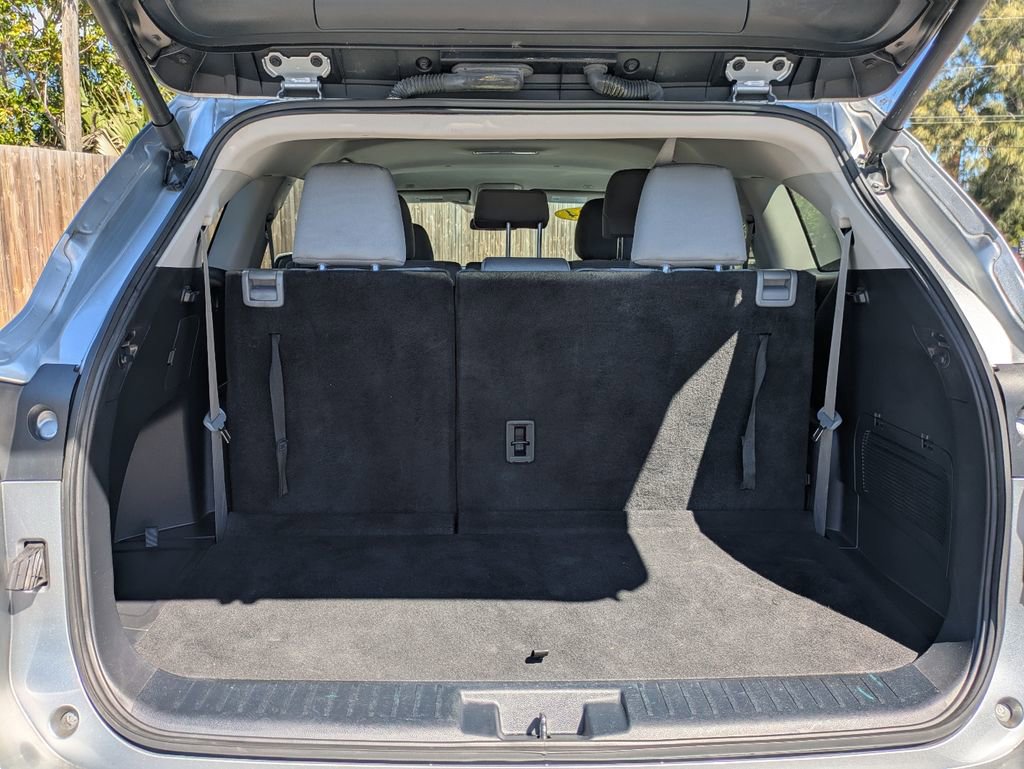 Used 2024 Toyota Highlander LE image 13