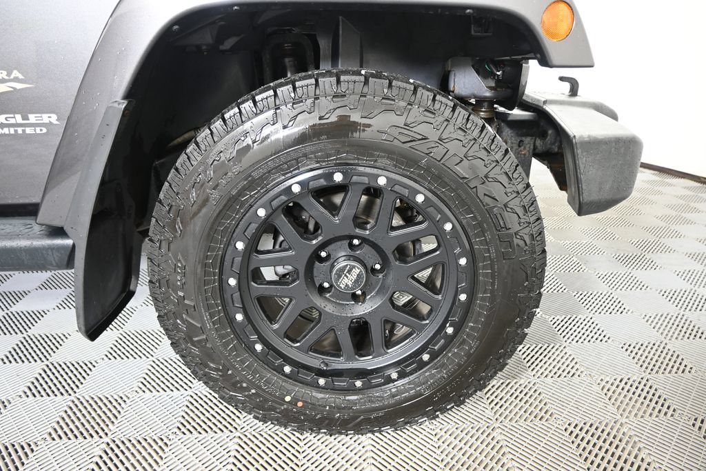 Used 2014 Jeep Wrangler Unlimited Sahara w/ Connectivity Group AWD/4WD image 11