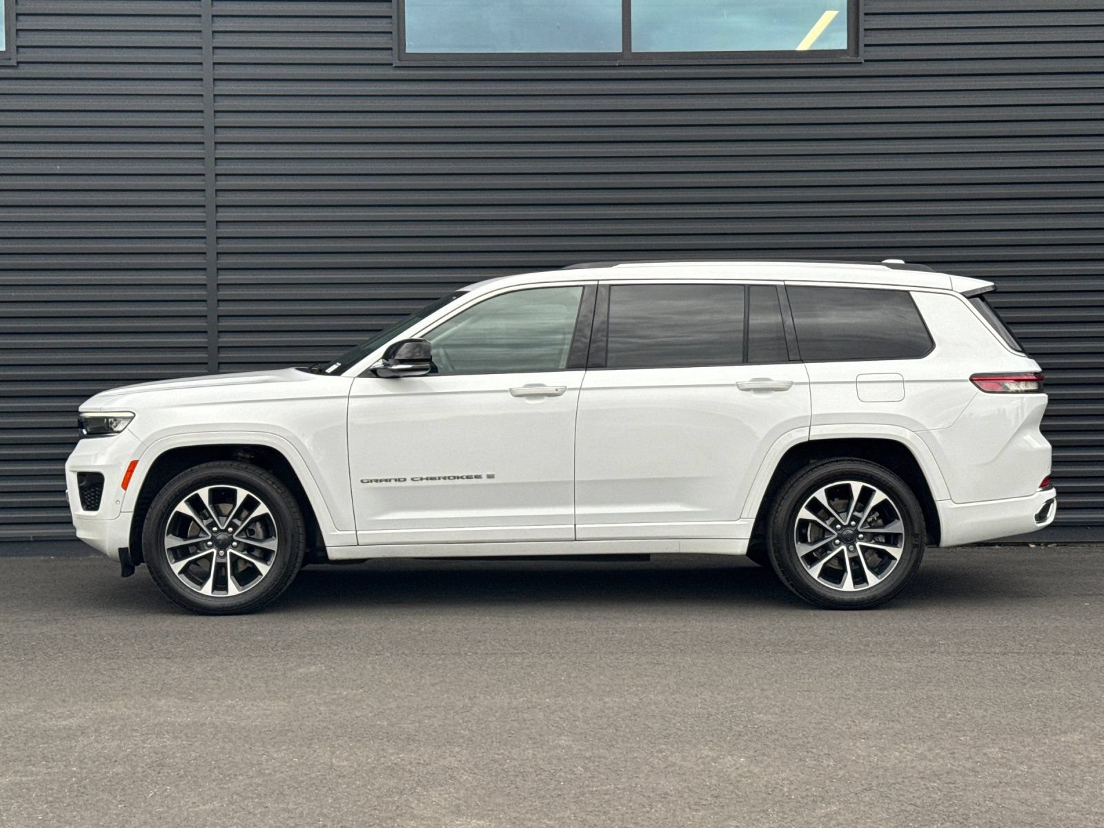 Used 2021 Jeep Grand Cherokee L Overland w/ Luxury Tech Group IV AWD/4WD image 3