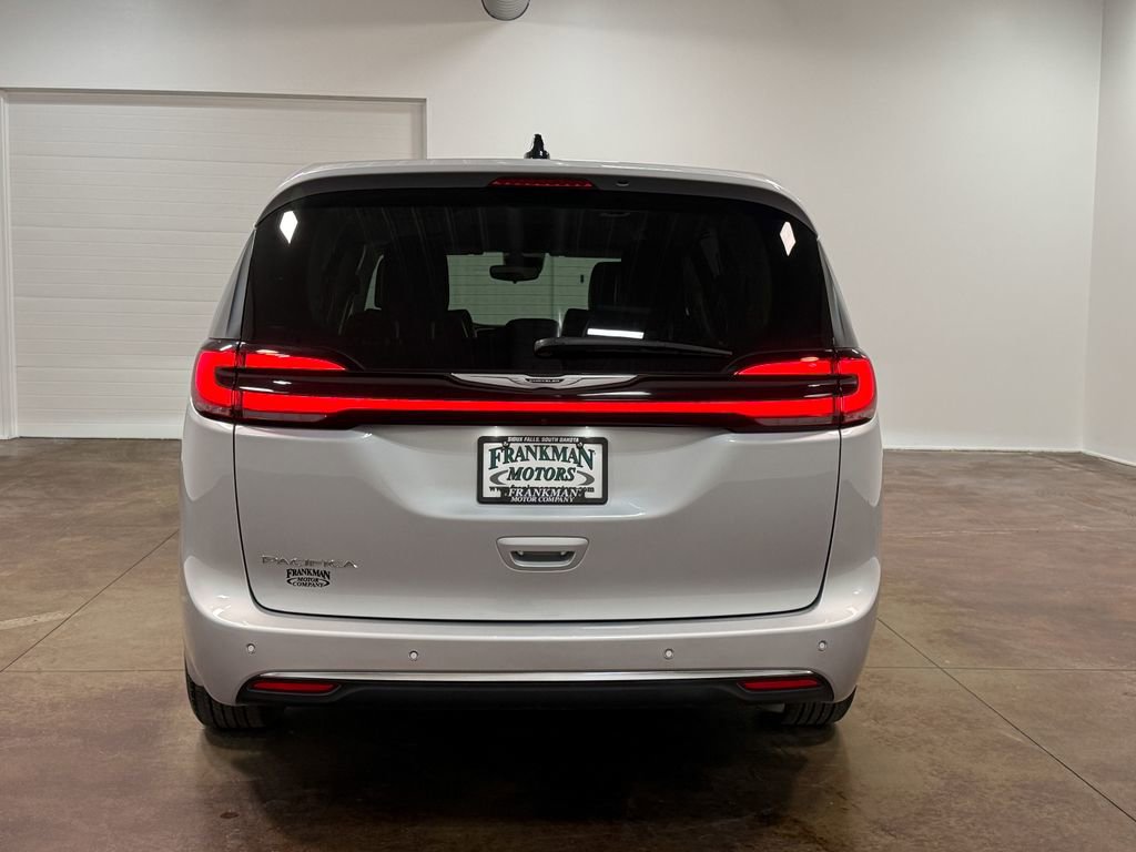 Used 2024 Chrysler Pacifica Touring-L image 25