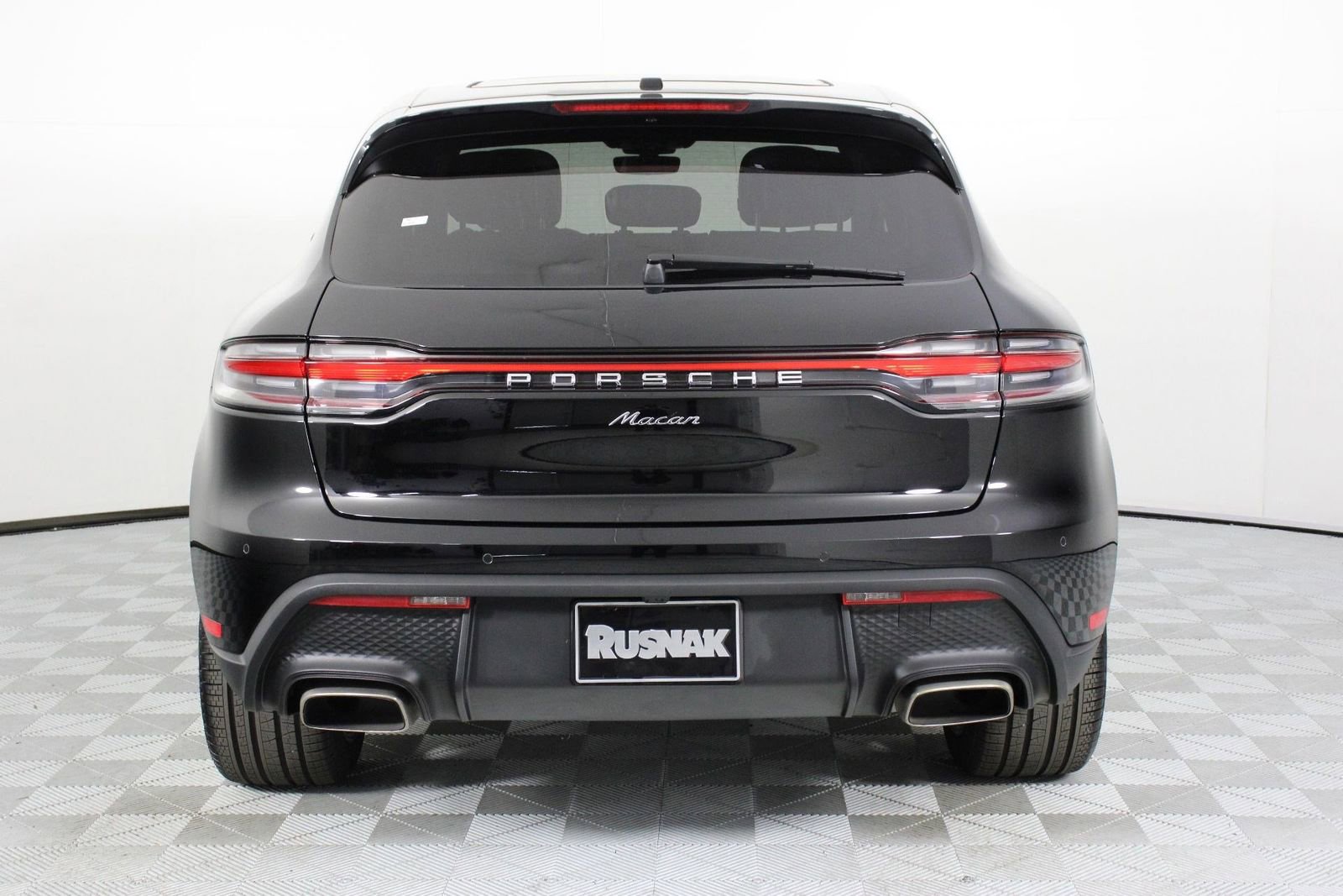 Certified 2025 Porsche Macan image 6