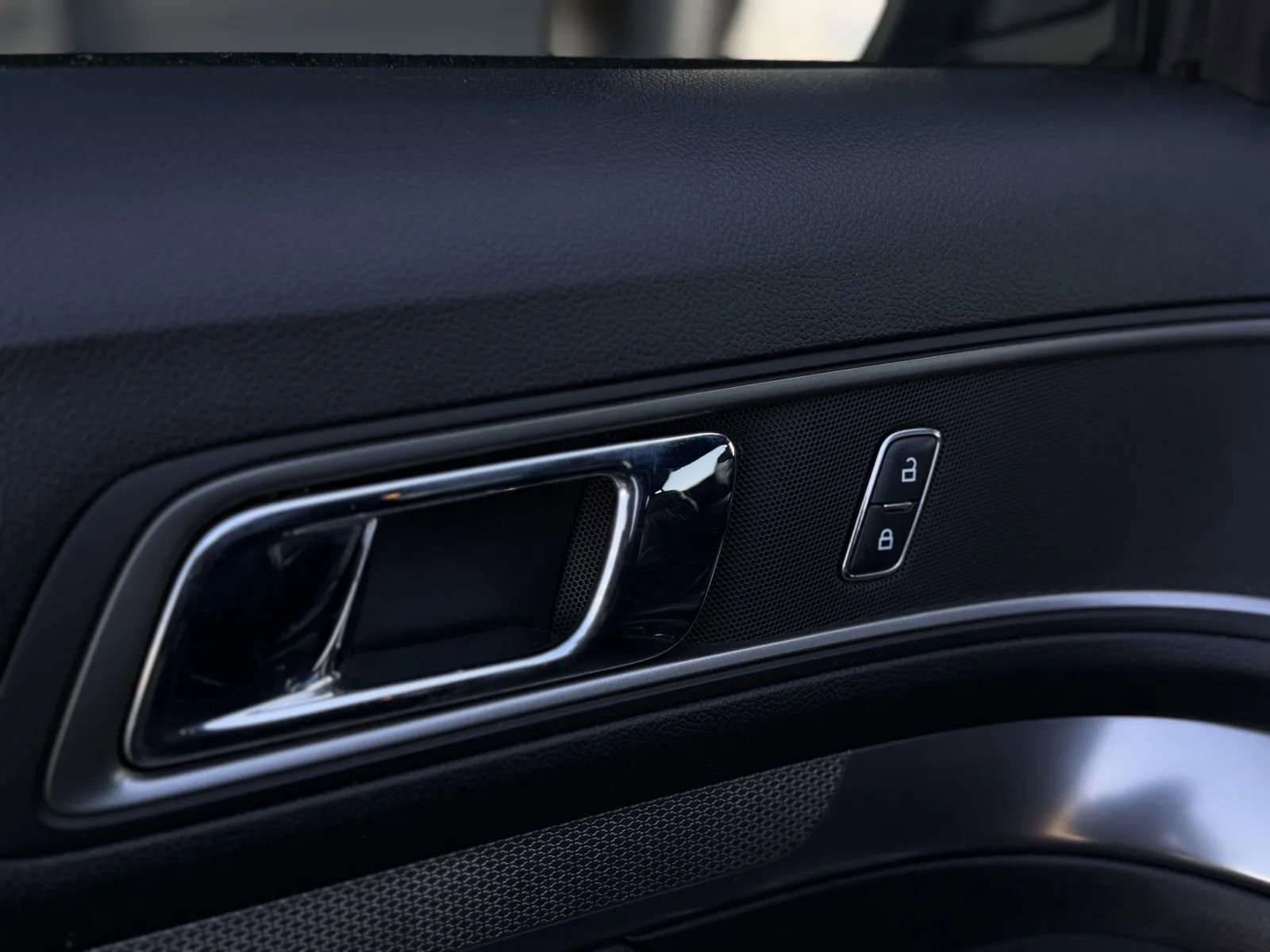 Used 2018 Ford Explorer XLT w/ Equipment Group 202A image 25