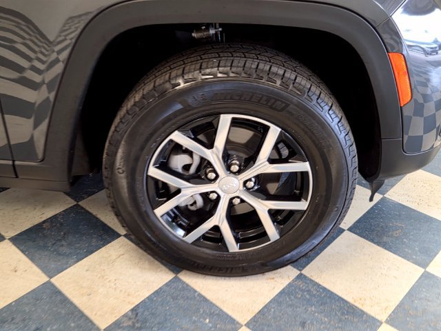 Used 2025 Jeep Grand Cherokee Limited RWD image 11