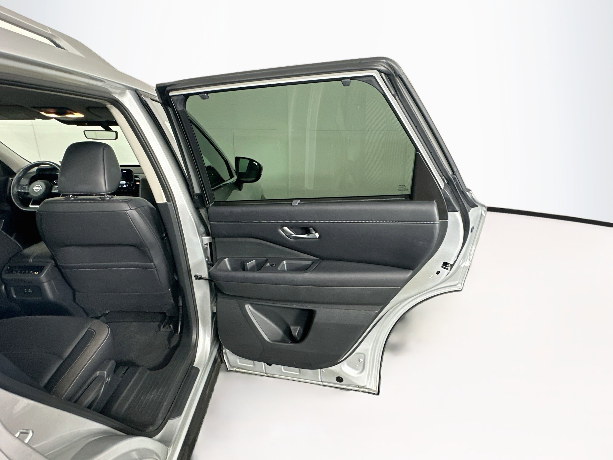Used 2025 Nissan Pathfinder SL FWD image 31