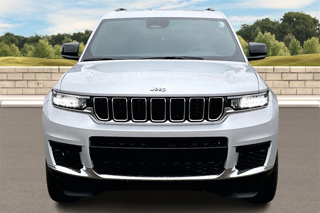 Used 2025 Jeep Grand Cherokee L Laredo w/ Luxury Tech Group I image 3