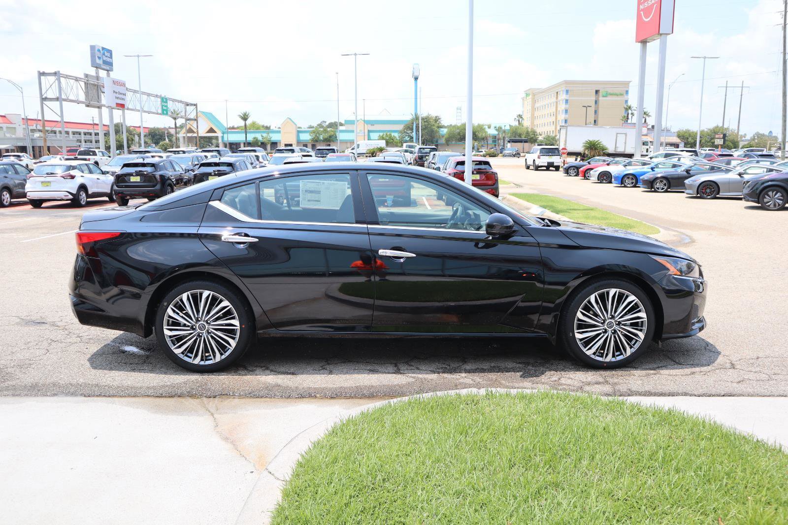 Used 2025 Nissan Altima 2.5 SL FWD image 12