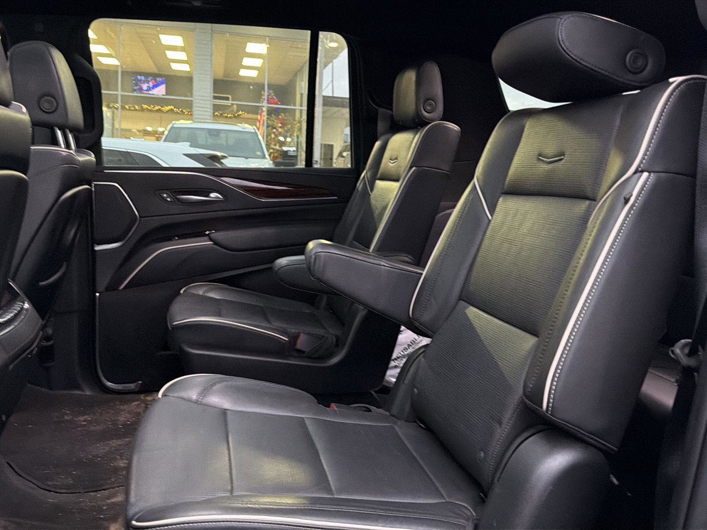 Used 2023 Cadillac Escalade ESV Premium Luxury image 7