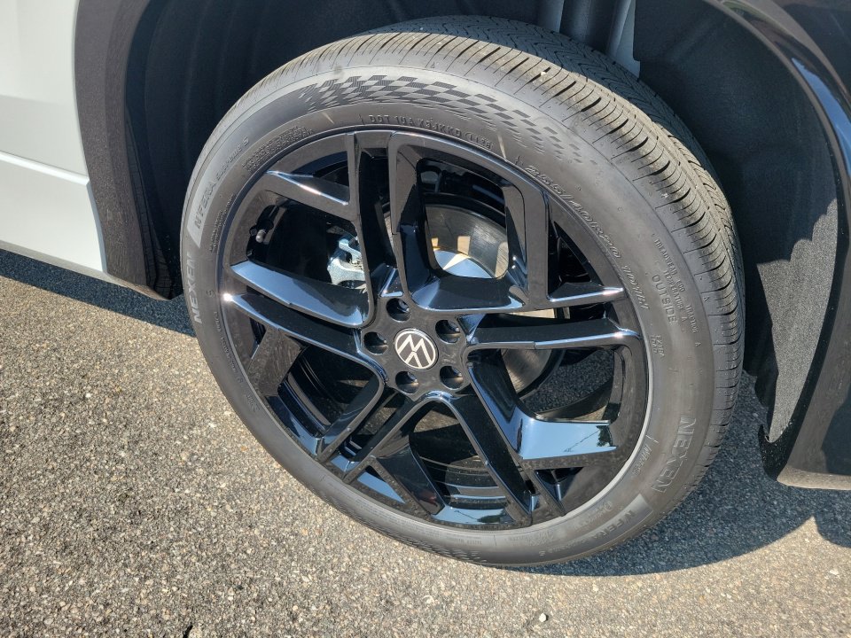 New 2026 Volkswagen Tiguan SE R-Line FWD image 22