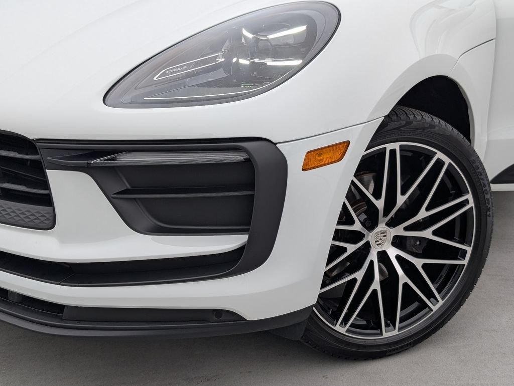 Certified 2024 Porsche Macan AWD/4WD image 10