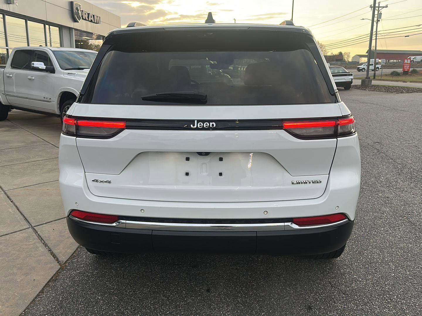 Used 2023 Jeep Grand Cherokee Limited w/ Luxury Tech Group II image 10