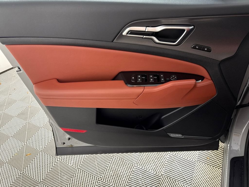 Used 2025 Kia Sportage SX image 11