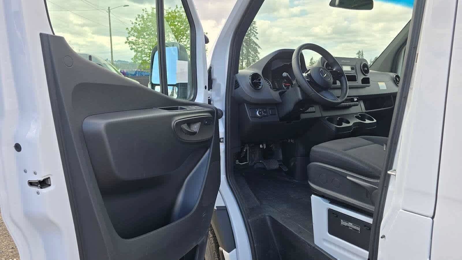 Used 2025 Mercedes-Benz Sprinter 2500 image 22