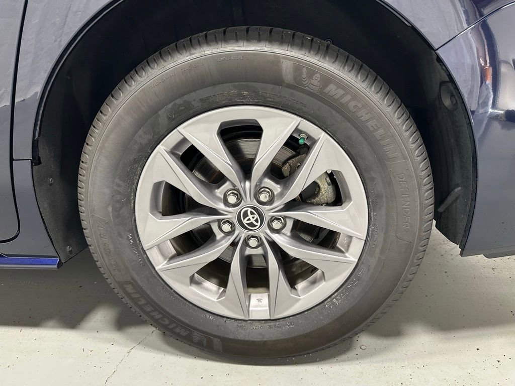Used 2025 Toyota Sienna LE FWD image 68
