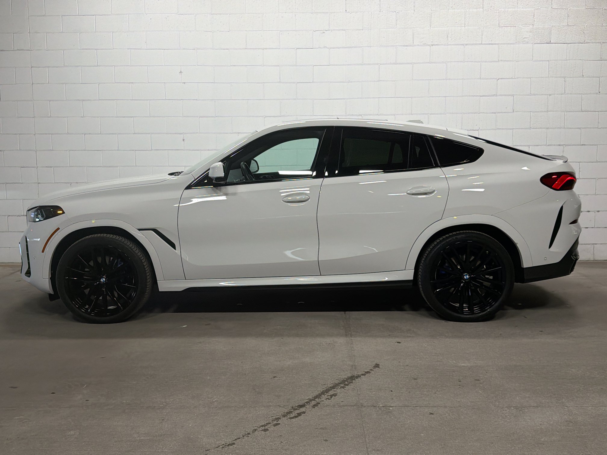 Used 2024 BMW X6 xDrive40i w/ Executive Package AWD/4WD image 2